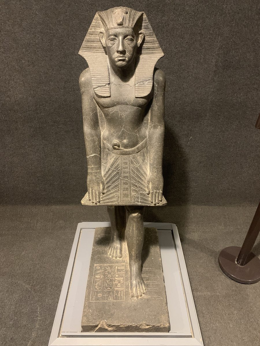 Standing statue of Amenemhat III - granite - Luxor Museum 01